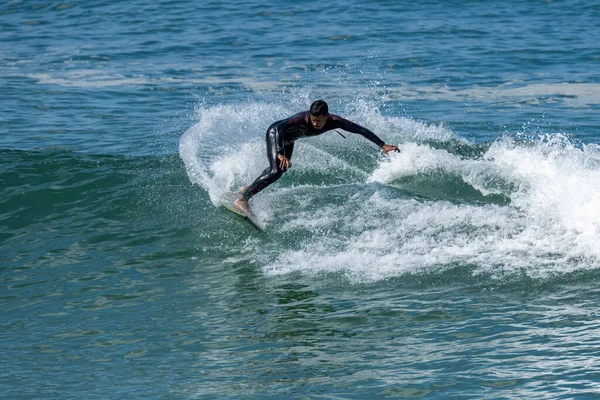 Surfer Ιππασία Κύματα Μια Σύντομη Σκάφους Στην Παραλία Furadouro Πορτογαλία — Φωτογραφία Αρχείου