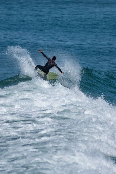 Fale Surfingowe Krótkim Deską Plaży Furadouro Portugalii Mężczyźni Łapią Fale — Zdjęcie stockowe