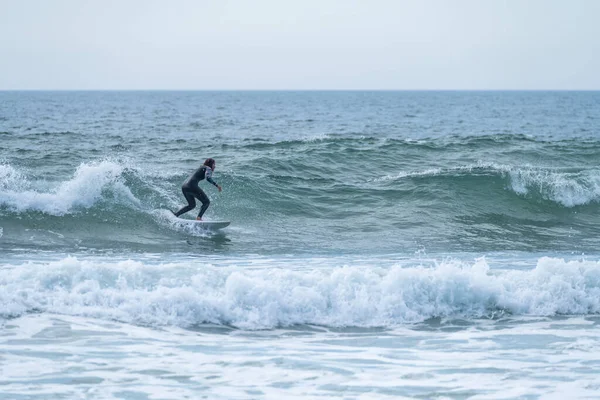 Surfare Flicka Rida Våg Molnig Eftermiddag Torreira Stranden Murtosa Portugal — Stockfoto