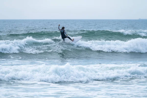 Chica Surfista Montando Una Ola Una Tarde Nublada Playa Torreira —  Fotos de Stock