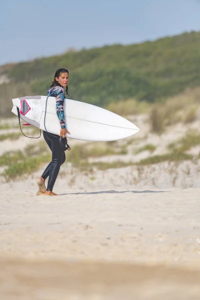 サーファーの女の子が砂浜でサーフボードを運ぶ Ovar ポルトガル — ストック写真