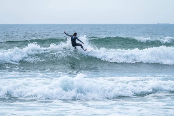 Surfare Flicka Rida Våg Molnig Eftermiddag Torreira Stranden Murtosa Portugal — Stockfoto