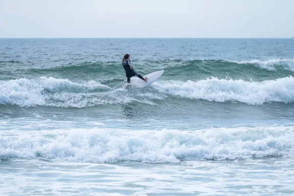 Surfer Girl Riding Wave Cloudy Afternoon Torreira Beach Murtosa Portugal — Stock Photo, Image