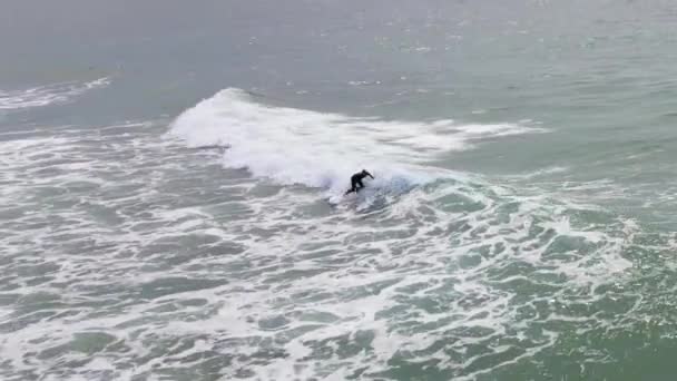 Sörfçü Bulutlu Bir Öğleden Sonra Dalgalar Savurdu — Stok video