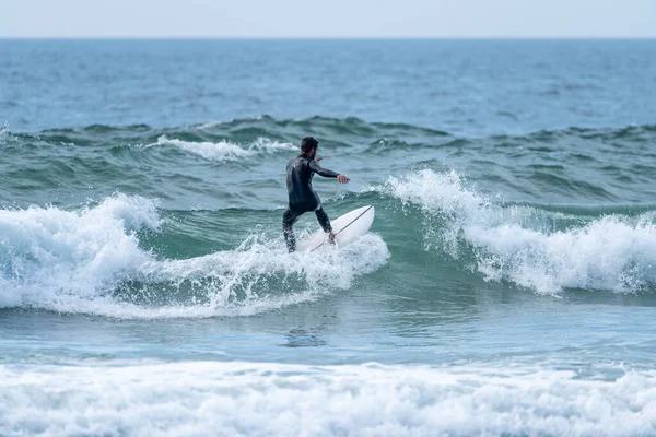 Surfař Jedoucí Vlně Zamračeného Odpoledne Pláži Torreira Murtosa Portugalsko — Stock fotografie