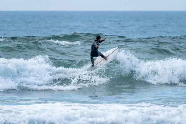 Surfare Rider Våg Molnig Eftermiddag Torreiras Strand Murtosa Portugal — Stockfoto