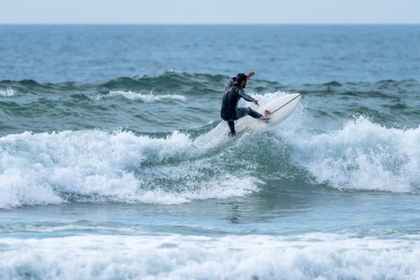 Surfer Auf Einer Welle Einem Bewölkten Nachmittag Strand Von Torreira — Stockfoto