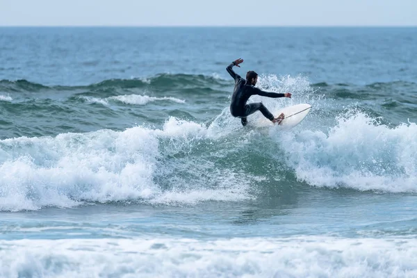 Surffaaja Ratsastaa Aalto Pilvinen Iltapäivällä Torreira Rannalla Murtosa Portugali — kuvapankkivalokuva