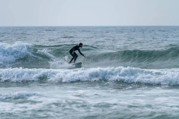 Surfař Jedoucí Vlně Zamračeného Odpoledne Pláži Torreira Murtosa Portugalsko — Stock fotografie