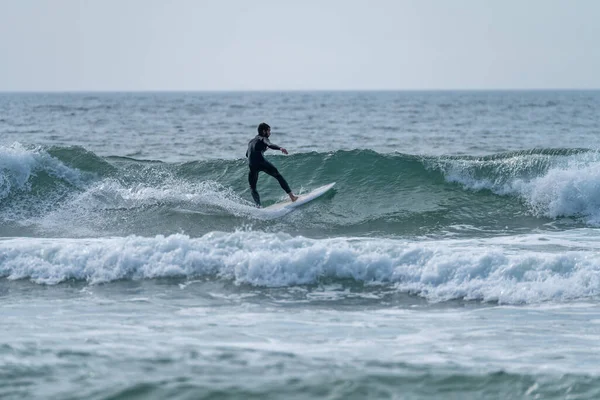 Surfer Ιππασία Ένα Κύμα Ένα Συννεφιασμένο Απόγευμα Στην Παραλία Torreira — Φωτογραφία Αρχείου