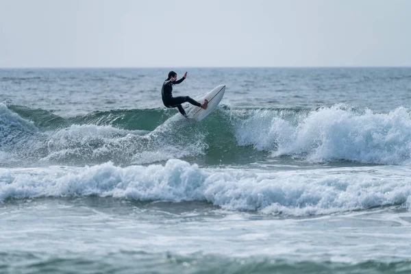 Surfer Ιππασία Ένα Κύμα Ένα Συννεφιασμένο Απόγευμα Στην Παραλία Torreira — Φωτογραφία Αρχείου