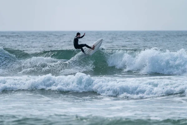 Surfer Lovaglás Egy Hullám Egy Felhős Délután Torreira Strand Murtosa — Stock Fotó