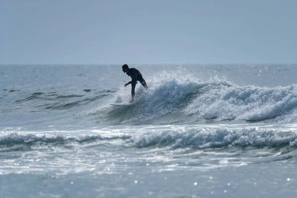 Surfař Jedoucí Vlně Zamračeného Odpoledne Pláži Torreira Murtosa Portugalsko — Stock fotografie