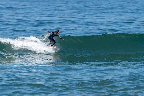 Surfer Girl Riding Wave Hot Sunny Day Furadouro Beach Ovar — Fotografia de Stock