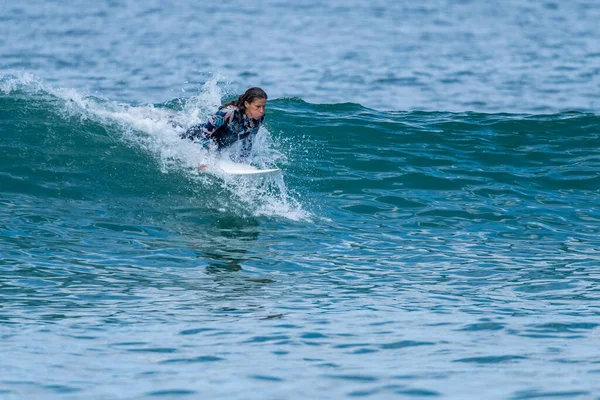 Surfer Girl Riding Wave Hot Sunny Day Furadouro Beach Ovar — Foto Stock