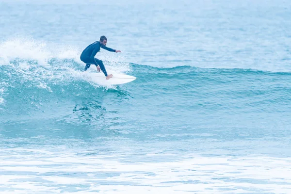 Surfista Monta Onda Oceano Durante Manhã Esporte Extremo Conceito Estilo — Fotografia de Stock
