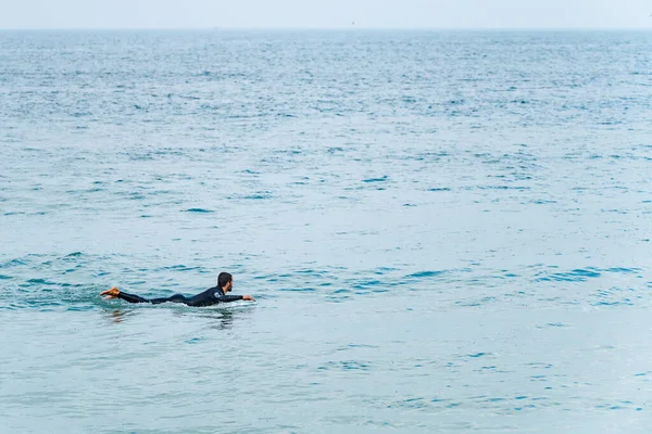 Surfista Remando Sobre Tranquilo Mar Con Tabla Surf Espacio Copia —  Fotos de Stock