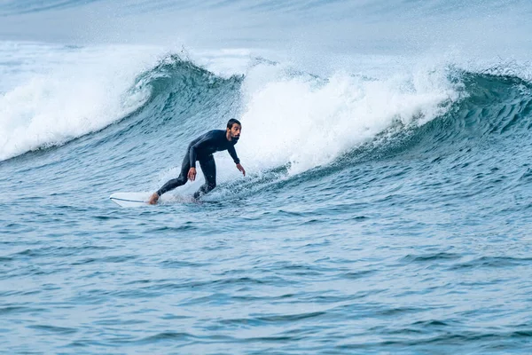 Серфер Виконує Нижній Поворот Малій Хвилі — стокове фото