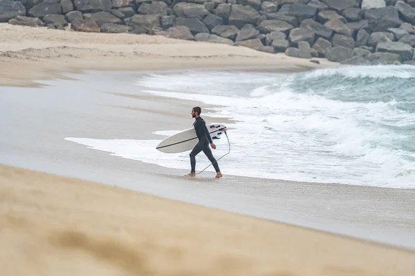 Vista Laterale Dell Uomo Con Tavola Surf Sulla Spiaggia Vista — Foto Stock