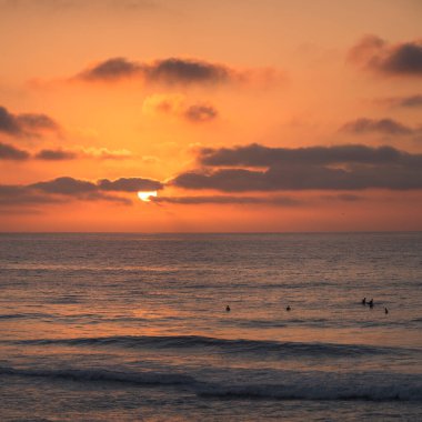 Atlantik Okyanusu 'ndaki sörfçü siluetleri Furadouro Sahili' nden gün batımı ve altın saat, Ovar - Portekiz.
