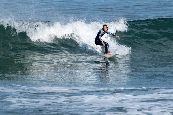 Surfer Girl Riding Wave Hot Sunny Day Furadouro Beach Ovar — 图库照片