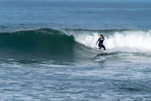 Surfer Girl Riding Wave Hot Sunny Day Furadouro Beach Ovar — Stockfoto