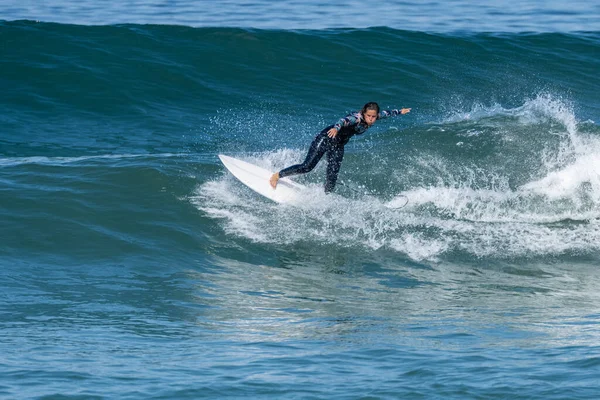 Surfer Girl Riding Wave Hot Sunny Day Furadouro Beach Ovar — Zdjęcie stockowe