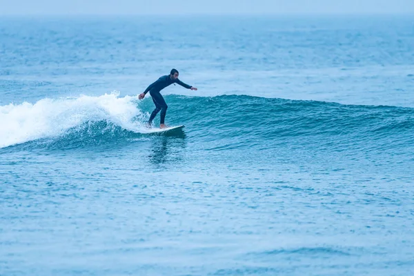 Surfer Riding Wave Foggy Morning Furadouro Beach Ovar Portugal — Fotografia de Stock