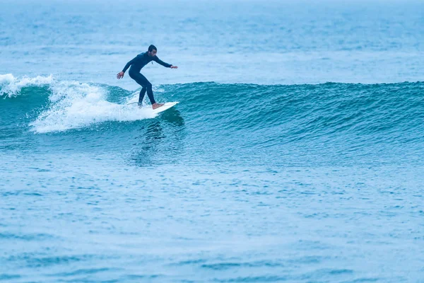 Surfer Riding Wave Foggy Morning Furadouro Beach Ovar Portugal — Foto de Stock