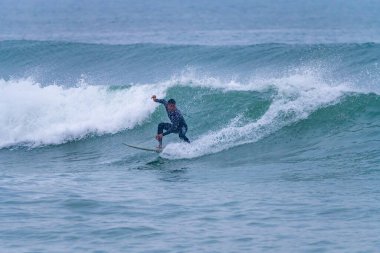 Brezilyalı sörfçü Portekiz 'in Atlantik kıyılarında hareket halinde. Furadouro plajında bulutlu bir sabah, Ovar - Portekiz.