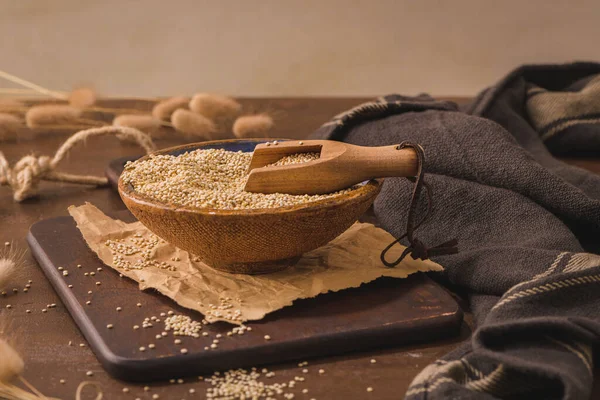 Quinoa Dans Bol Céramique Avec Une Cuillère Bois Sur Comptoir — Photo
