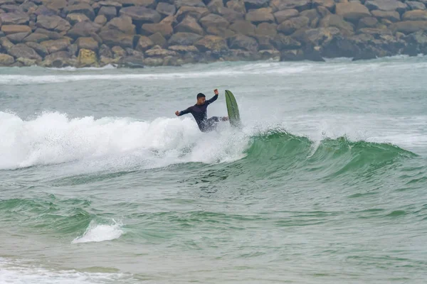 Brasilianischer Surfer Aktion Den Wellen Der Portugiesischen Atlantikküste Einem Bewölkten — Stockfoto