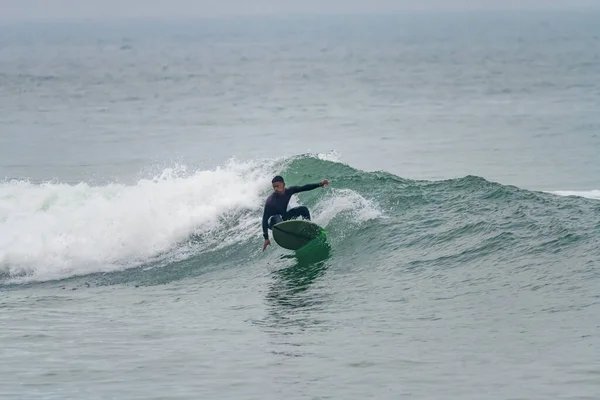 Brazylijski Surfer Akcji Falach Atlantyckiego Wybrzeża Portugalii Pochmurny Poranek Plaży — Zdjęcie stockowe