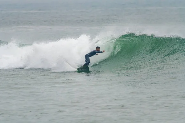 Brazylijski Surfer Akcji Falach Atlantyckiego Wybrzeża Portugalii Pochmurny Poranek Plaży — Zdjęcie stockowe