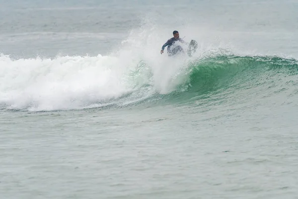 Braziliaanse Surfer Actie Golven Van Atlantische Kust Van Portugal Een — Stockfoto