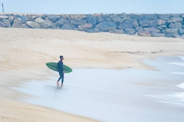 Surfista Brasileiro Olhando Para Oceano Costa Atlântica Portugal Numa Manhã — Fotografia de Stock