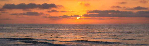 Surfer Silhouetten Atlantik Vom Strand Furadouro Bei Sonnenuntergang Und Goldener — Stockfoto