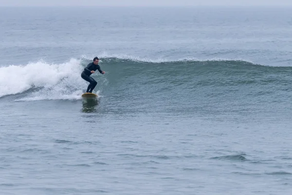 Surfer Akcji Falach Oceanicznych Pochmurny Poranek Plaży Furadouro Ovar Portugalia — Zdjęcie stockowe