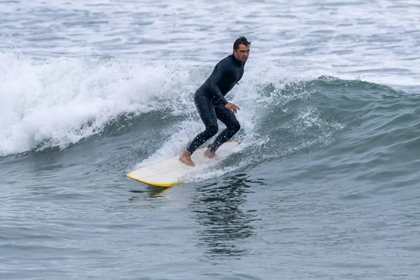 Surfař Akci Vlnách Oceánu Oblačného Rána Pláži Furadouro Ovar Portugalsko — Stock fotografie