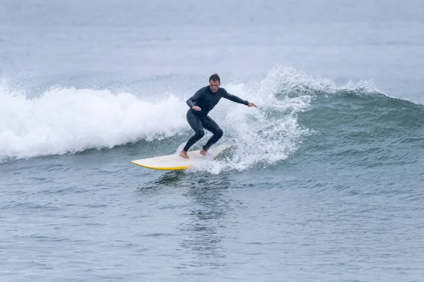 Surfer Aktion Auf Den Wellen Des Ozeans Einem Bewölkten Morgen — Stockfoto