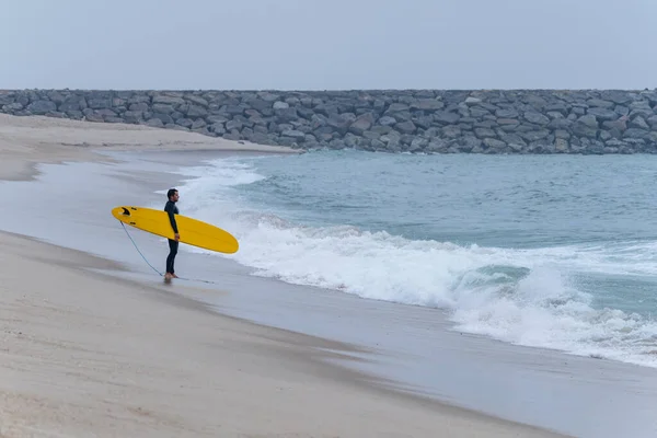 Surfař Prknem Pod Paží Zamračené Ráno Pláži Furadouro Ovar Portugalsko — Stock fotografie