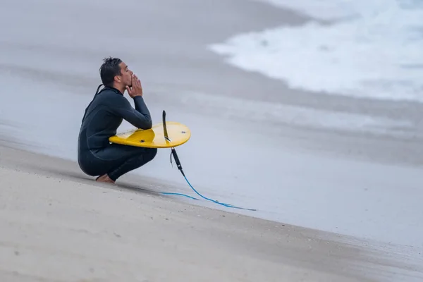 Surfer Hurkend Met Zijn Board Kijkend Naar Zee Met Zijn — Stockfoto