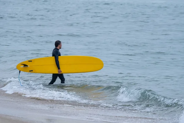 Surfer Met Board Onder Zijn Arm Een Bewolkte Ochtend Bij — Stockfoto