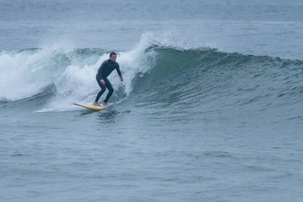 Surfista Acción Las Olas Del Océano Una Mañana Nublada Playa —  Fotos de Stock