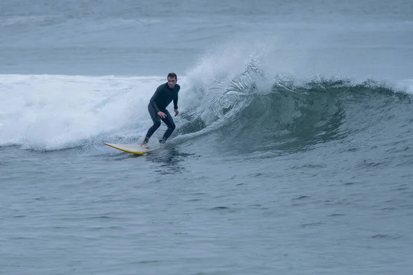 Surfer Akcji Falach Oceanicznych Pochmurny Poranek Plaży Furadouro Ovar Portugalia — Zdjęcie stockowe