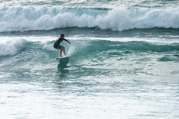 Местные Серферы Катаются Волнах Короткой Доской Пляже Фуруру Португалии Люди — стоковое фото