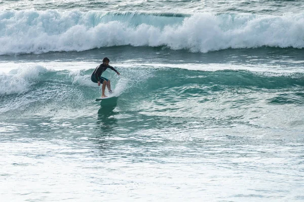 Peselancar Lokal Berselancar Dengan Papan Pendek Pantai Furadouro Portugal Pria — Stok Foto