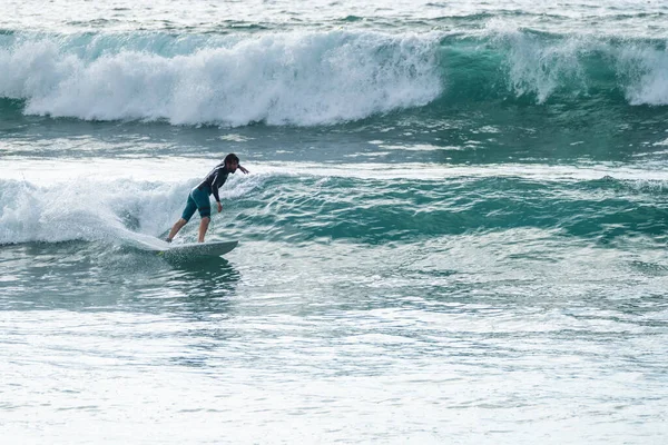 Surfista Local Cavalgar Ondas Com Uma Prancha Curta Praia Furadouro — Fotografia de Stock