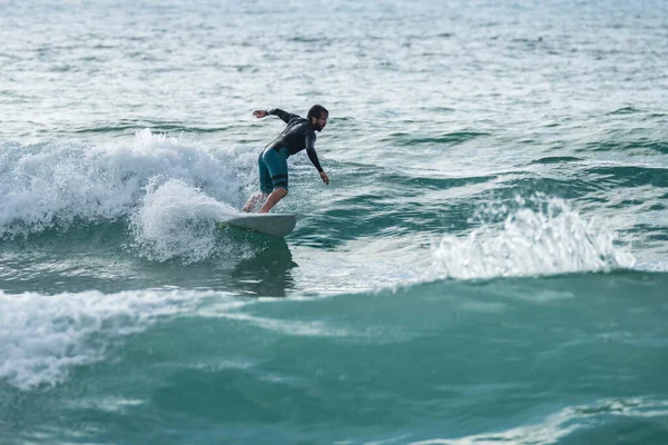 Surfista Local Cavalgar Ondas Com Uma Prancha Curta Praia Furadouro — Fotografia de Stock