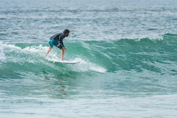 Lokale Surfer Reiten Auf Wellen Mit Einem Kurzen Brett Strand — Stockfoto